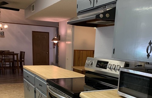 Mount Vernon House | 3 bedroom home near area lakes