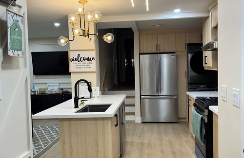 Brampton House | 3 Bedroom Home Peaceful & Trendy, Near Airport