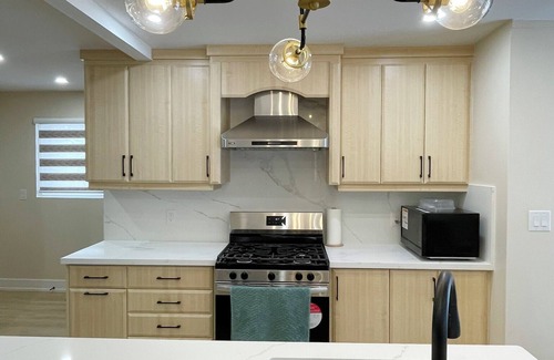 Brampton House | 3 Bedroom Home Peaceful & Trendy, Near Airport