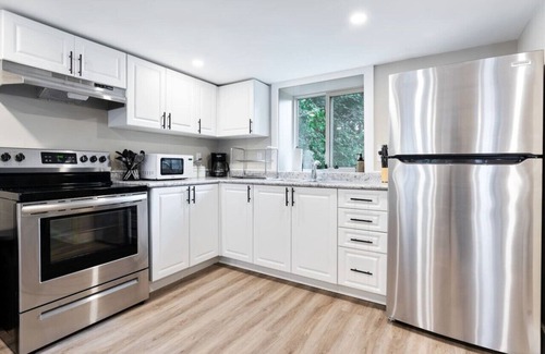 Barrie House | 3-Bedroom Home – Perfect for Beach & City Getaways