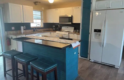 River Park House | 3 bedroom home, pool table