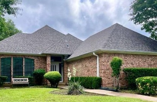 Highland Village House | 3-bedroom home in highland village close to shops