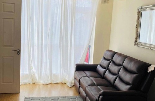 Cobh Apartment | 3 Bedroom Home, Walk to Town