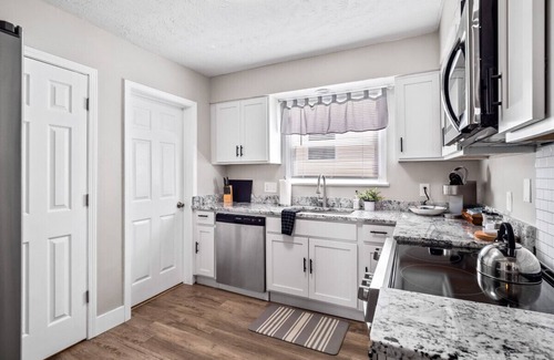 Willobee On The Lake Apartment | 3 Bedroom Home, Walk to Lake Erie