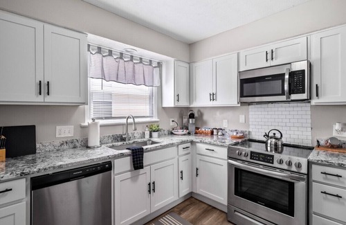 Willobee On The Lake Apartment | 3 Bedroom Home, Walk to Lake Erie