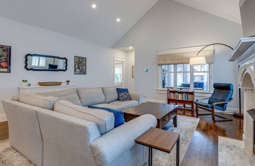 Green Hills House | 3 Bedroom Home with 2 Full Baths, Perfectly Situated in a Great Neighborhood!