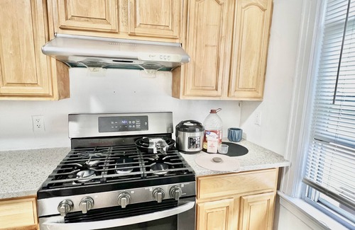 Auburndale House | 3-bedroom home (with Free-Parking) 10mins to LGA & 20mins to JFK