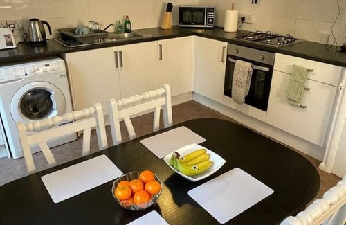 Canterbury House | 3-bedroom home with free parking