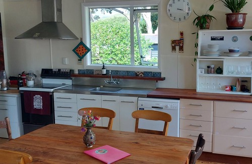 Paekakariki House | 3 bedroom home with great access to Q E park.