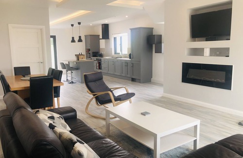 Ballyshannon Ski Chalet | 3 bedroom home with snooker/gym studio by the sea in Rossnowlagh, Co. Donegal