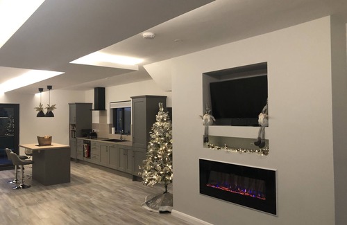 Ballyshannon Ski Chalet | 3 bedroom home with snooker/gym studio by the sea in Rossnowlagh, Co. Donegal
