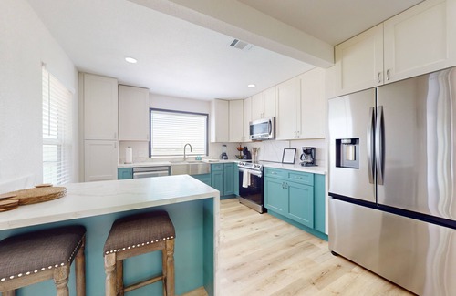 Barrett House | 3-bedroom home with washer/dryer, TV, free internet, amazing water view