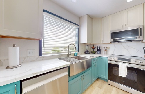 Barrett House | 3-bedroom home with washer/dryer, TV, free internet, poon & amazing water view