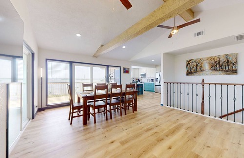 Barrett House | 3-bedroom home with washer/dryer, TV, free internet, poon & amazing water view