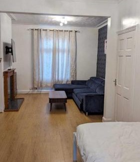 Mayfield House | 3 bedroom house,4beds, 2 baths Ilford ,12 mins to Stratford