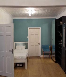 Mayfield House | 3 bedroom house,4beds, 2 baths Ilford ,12 mins to Stratford