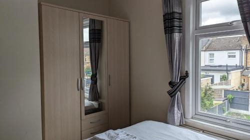 Mayfield House | 3 bedroom house,4beds, 2 baths Ilford ,12 mins to Stratford