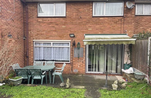 Basildon House | 3 Bedroom House Close to Town Centre and Train Station with Driveway and Garden