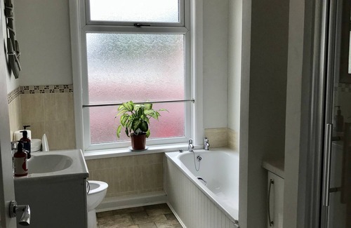 Preston House | 3 Bedroom House Close to M6 & M55