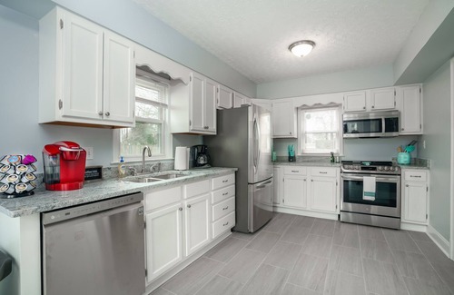 Hurwood Heights House | 3 Bedroom house close to downtown and the airport with an amazing deck.