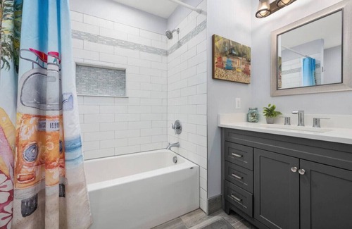 Little Salisbury House | 3 bedroom house comfortably sleeps up to 8 guests. Short walk to the beach.