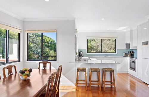 Clunes Villa | 3 bedroom House. Dog friendly. Modern Kitchen. BBQ. Sleeps 6 guests.