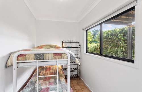 Clunes Villa | 3 bedroom House. Dog friendly. Modern Kitchen. BBQ. Sleeps 6 guests.