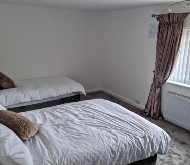 Ellesmere Port House | 3 bedroom house-Ellesmere Port