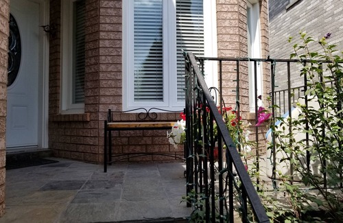 Richmond Hill House | 3 bedroom house furnished, Richmond Hill, Bathurst/Elgin Mills