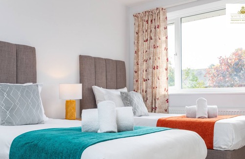 Shephall House | 3 Bedroom House Free Paring & Wi-fi Stevenage Welcome Families & Contractors