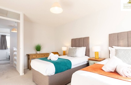 Shephall House | 3 Bedroom House Free Paring & Wi-fi Stevenage Welcome Families & Contractors