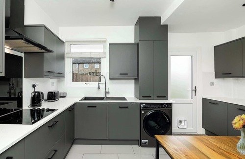 Uphall House | 3 Bedroom House-Free Parking
