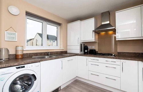 Bonnyrigg House | 3 Bedroom House-Private Parking