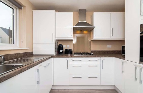 Bonnyrigg House | 3 Bedroom House-Private Parking
