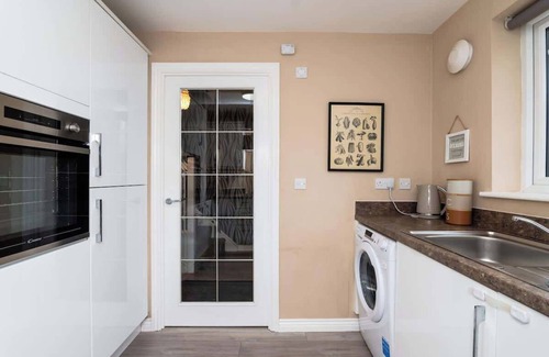 Bonnyrigg House | 3 Bedroom House-Private Parking