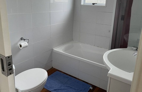 Kawakawa Bay House | 3 Bedroom House, home away from home, 5min walk to beach!