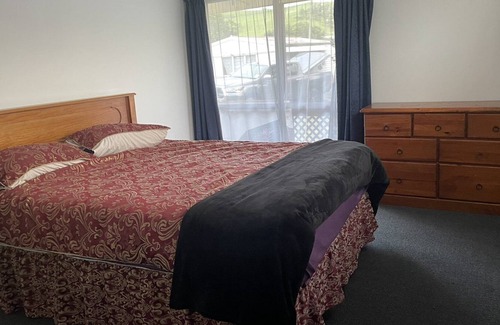 Kawakawa Bay House | 3 Bedroom House, home away from home, 5min walk to beach!