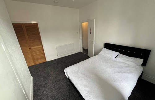 Oldham House | 3 bedroom house in a family neighbourhood, suitable for work commute