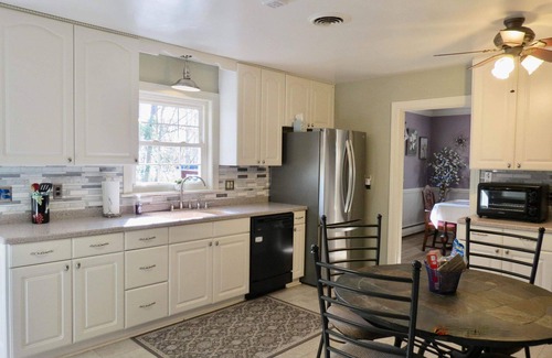 Salisbury House | 3-bedroom house in awesome Salisbury with WiFi, AC
