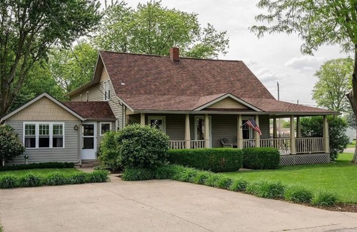 Yorktown House | 3-bedroom house in beautiful Yorktown, IN. Close to Ball State.