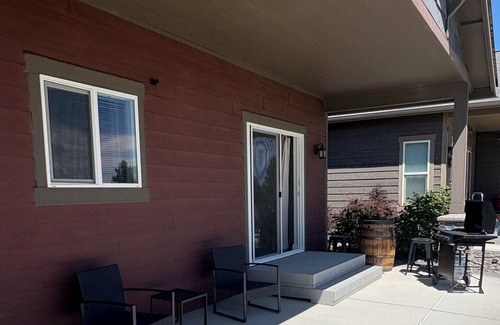 Stratford House | 3-bedroom house in charming Moses Lake with AC, fitness room, WiFi