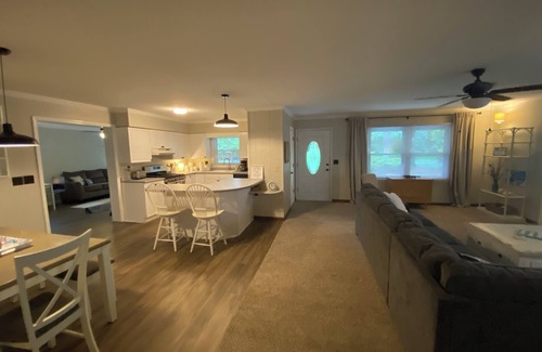 Southport House | 3-bedroom house in charming Southport with AC, WiFi