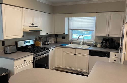 Southport House | 3-bedroom house in charming Southport with AC, WiFi