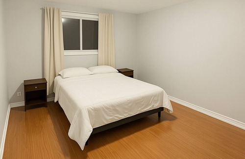 Bramalea House | 3-bedroom house in charming Brampton with WiFi, AC. Start your getaway