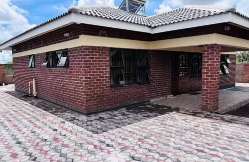 Bulawayo House | 3-bedroom house in charming Bulawayo with WiFi, AC. Start your adventure