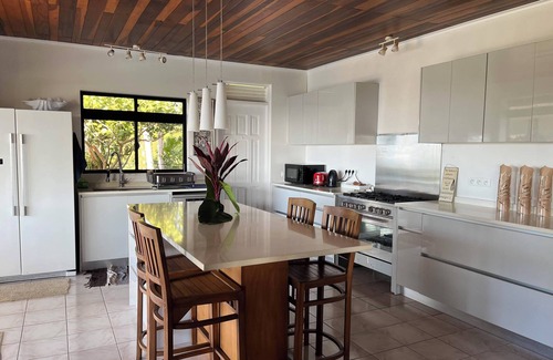 Mahina House | 3-bedroom house in charming Mahina with AC, WiFi. Enjoy your stay