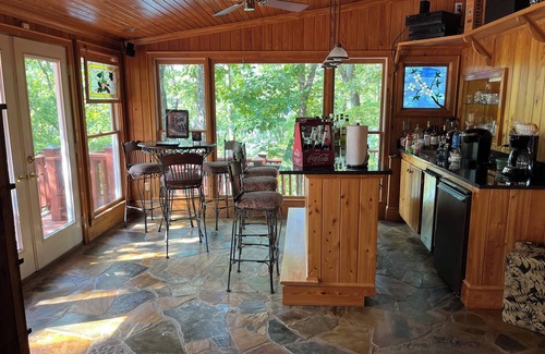 White House | 3-bedroom house in charming White with WiFi and AC. Lakefront lake Allatoona