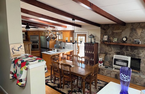 White House | 3-bedroom house in charming White with WiFi and AC. Lakefront lake Allatoona