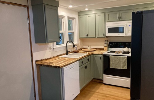 Day House | 3-bedroom house in enchanting Mayfield centrally located.