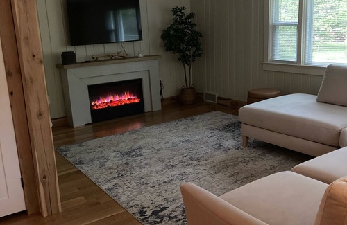 Day House | 3-bedroom house in enchanting Mayfield centrally located.